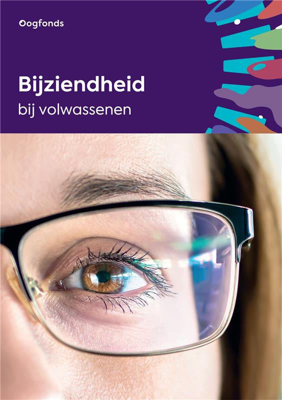 Brochure bijziendheid bij volwassen van het Oogfonds met close-up van vrouw met bril